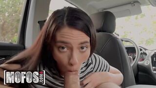 Bezczelny kierowca Uber Gianna Ivy ledwo może oprzeć się swojemu przystojnemu pasażerowi