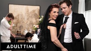 Robaki wytatuowane Ruby Lynne przyłapała na pieprzeniu na pogrzebie!