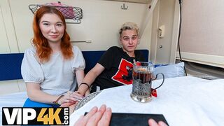 Młody czerwony mia anal bierze seks dla obcej uwagi w pociągu