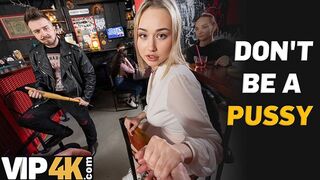 Dzielna blondynka gwiazda porno kurwa dziwny człowiek w barze