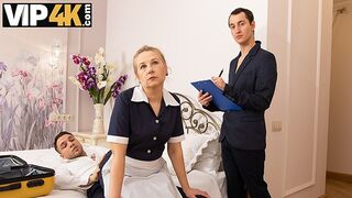 Room service z śrubą z gorącym dojrzałe blondynka