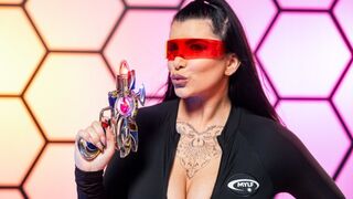 Romi Rain pieprzy obcą rasę, by chronić ludzkość!