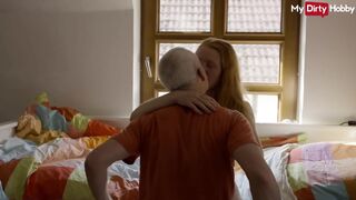 Blondynka nastolatek jęczeć podczas stary człowiek pieprzy jego cipki