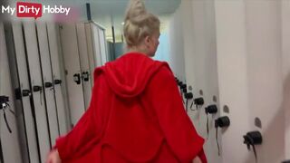 Oddychanie blond cheerleaderka w szatni