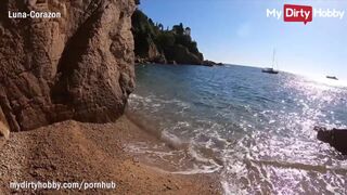 Luna Corazon 's fiery ssać na plaży, prawie został złapany