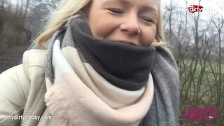 Gorąca nastolatka na rowerze pocieranie jej mokre cipki