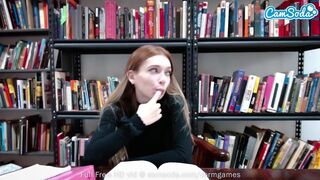 Teenage studentka potajemnie masturbuje się na kamery podczas przerwy w nauce