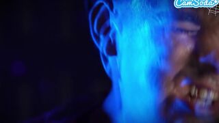 Małe MILF ogląda jej BF Zmienia się w wilkołaka i musi pieprzyć jej BBC, aby odwrócić go z powrotem - Halloween