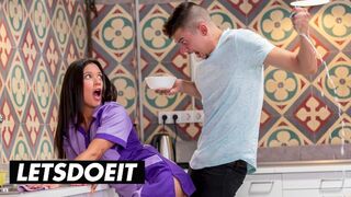 Seksowna pokojówka Jade Presley sprząta i ssie duże kutasy w gorącym schronie