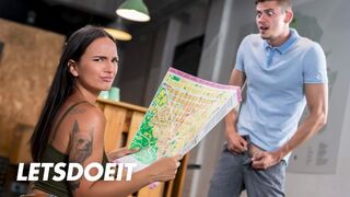 Claudia Bavel szczęśliwa wycieczka do gorącego hostelu seksualny raj