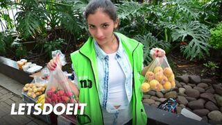 Latynoski milf Mary przycisk opryski na jej twarzy po hot fuck