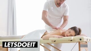 Naoliwiona przygoda masażu Rebecci Volpetti z miłosną piosenką Kristof Cale