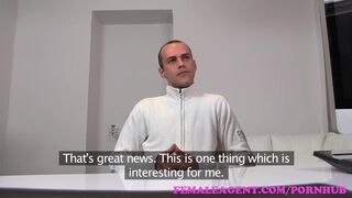 Sexy mamuśki agent testowanie twardy facet
