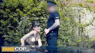 Policjant pieprzy ciemnowłosą kujonkę i strzela do okularów - sztuczna rączka