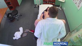 Gorąca brązowa, seksowna dziewczyna uczy się, że tylko twardziel może ją wyleczyć