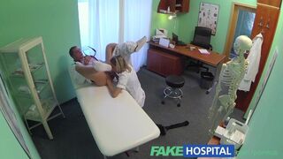 Fałszywy szpital - gorąca pielęgniarka dostaje jej podnieść całując jej tyłek