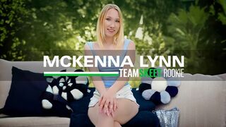 Pierwsze porno Mckenny Lynn: blond dziewczyna dziki kogut przygoda