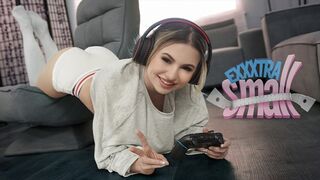 Mała nastolatka Aria Banks przyłapuje swojego wysokiego przyrodniego brata Chrisa Epiceta bijącego ją w jej pokoju