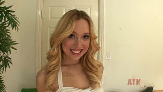 Blondynka nastolatka Lucy Tyler pociera łechtaczkę wibratorem do wielkiego orgazmu