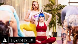 Emma Rose instruktor jogi trans zostaje złapany podczas gdy ona pieprzy Jewelz Bluo w regularnych zajęciach jogi!