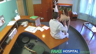 Nowy pracownik z wielkimi piersiami ssie i pieprzy się dla pracy w klinice