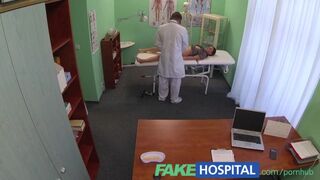 Studentka ma pełny egzamin w klinice przed pracą