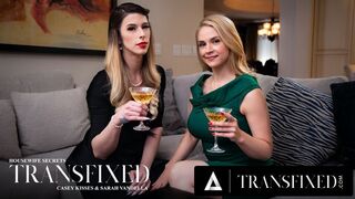 Sarah Vandella i Casey Kisses pieprzą się podczas gdy mąż pracuje