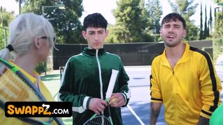 Mecz tenisowy prowadzi do czteropieprzonej orgii - Kenzie Taylor i Mona Azar