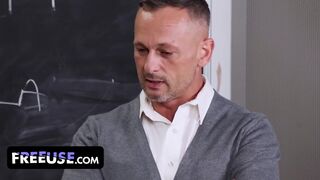 Uwaga klasy znika, jeśli nauczyciel nie ssie wielkiego kutasa