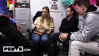 Kenzie Love ma swoje wielkie cycuszki przykryte przed mężusiem i Stephonem - Pervz