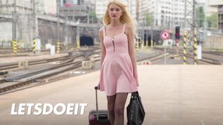 Blond Bree Haze twardy kurwa za granicą z Neeo gigantyczne drzewo