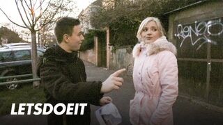 Perwersyjny turysta Zazie Skymm uwodzi Studa do twardego ruchania się w biurze