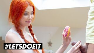 Gisha Forza w wielkiej czerwonej bombie dla twardego ruchania pączka