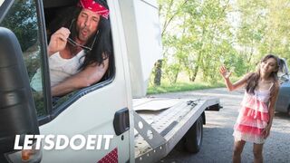 Ukraiński nastolatek Shrima Malati jest na zewnątrz kurwa gigantyczny Dick mechanika
