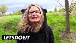Blondynka Izzy Mendosa szaleńczo jeździ na wielkim kutasie z tyłu samochodu