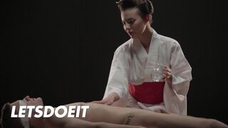 Vanessa Decker daje Max Wybierz gorący masaż, a ona będzie go mocno ujeżdżać