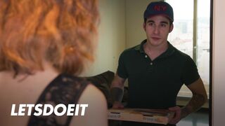 Oszust cipki Arian Joy pieprzy się najpierw z chłopakiem, potem dostawca pieprzy ją dobrze