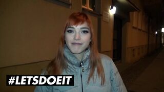 Lulu Gun i Anny Aurora dzielą ogromne czarne drzewo w dziczy