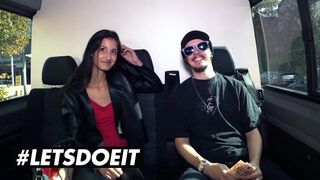 Cienkie brązowe Coco Kiss ssie duże czarne drzewo w samochodzie dla pieniędzy