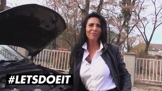 Lady Paris okrągłe piersi drżą z podniecenia plenerowego pieczenia wilka