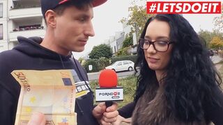 Niemiecki nastolatek dziewczyna z duży dupa wychodzenie z autobusu w Gorący samochód Kurwa
