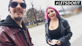 Aviva Rocks jest wielką szwajcarską laską ruchającą się z nieznajomym za pieniądze w autobusie