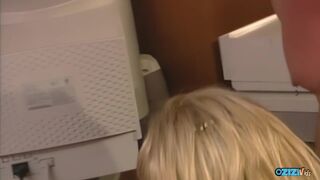 Pszenica pełna spermy - dziki seks z blondynką nastolatek