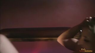 Blondynka suka ssie duży czarny Dick podczas kurwa anal