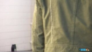 Mała suka rucha się z nieznajomym w publicznej toalecie