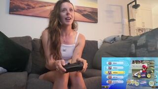 Striped mario kart pojedynek z bujną zabawką w mojej cipce - banana powódź w sexy gry
