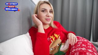 Matka Mostoha oddaje się swojemu pasierbowi jako prezent świąteczny