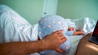 Mostoha siostra budzi się i pomaga bratu cieszyć oglądanie porno - przyjemny seks