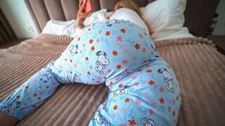 Przy otwartych drzwiach, oglądając porno, uwodzi swojego ojczyma, swoją małą suką córkę