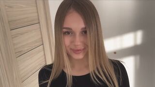 Blondynka skacze na drzewie chłopaka